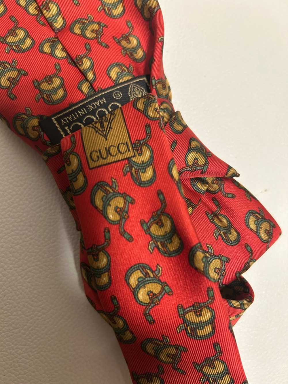 GUCCI Red Patterned Necktie with LOVE Pin - Picture 4 of 14